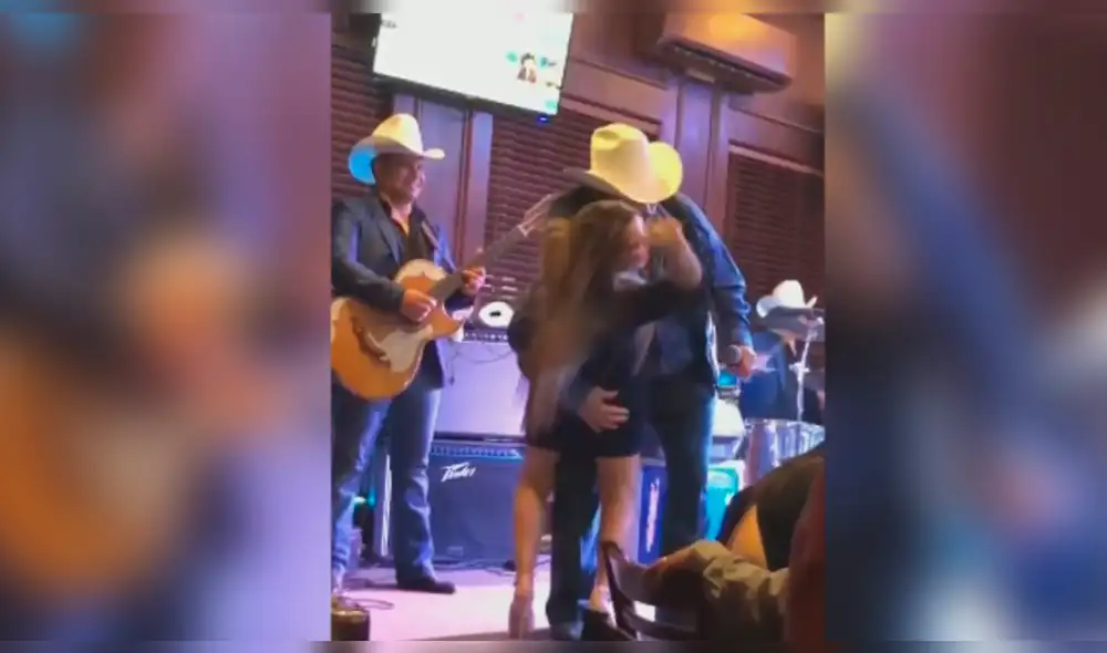 En YouTube captan a cantante mexicano que besa y realiza tocamientos a fan [VIDEO]