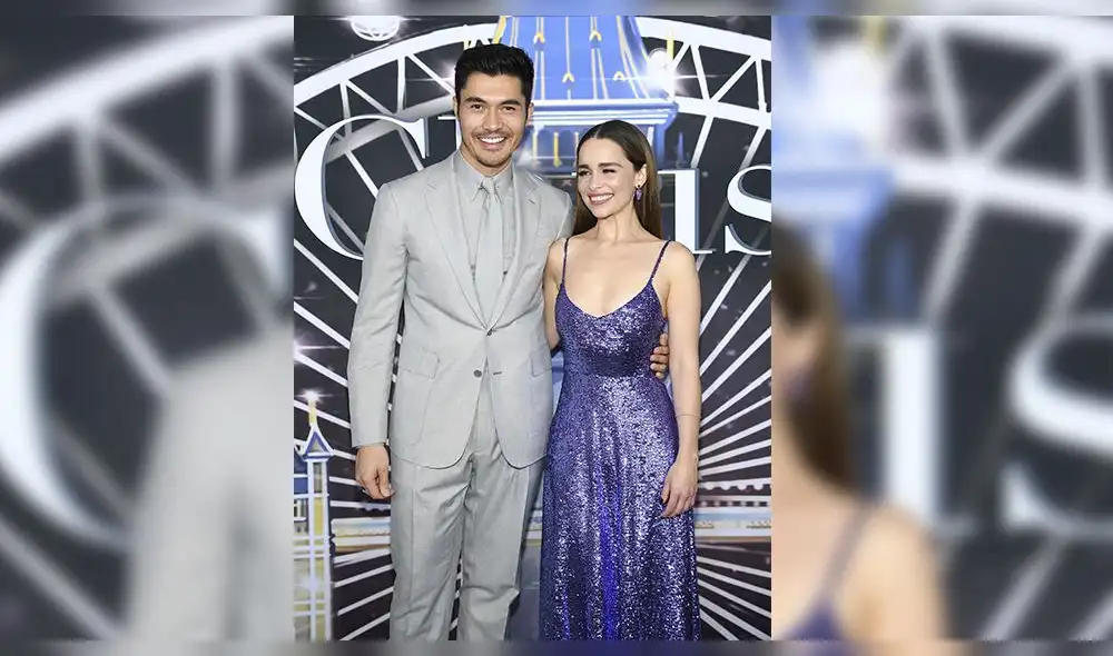 Emilia Clarke se luce con ajustado escote en estreno de su nueva película 