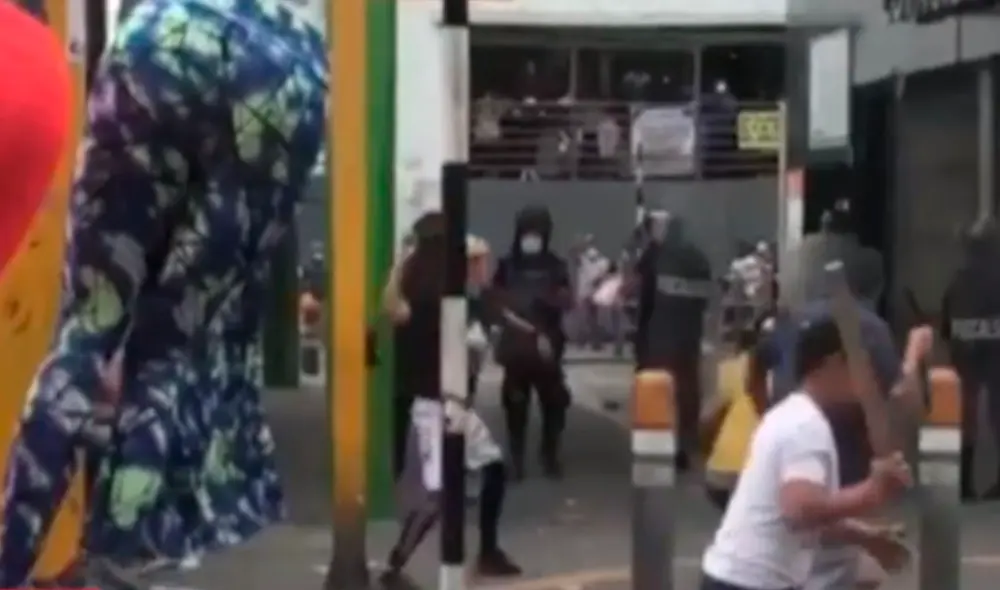 Ambulantes agredieron a los agentes de fiscalización con piedras y palos. Foto: captura de Latina Ambulantes agredieron a los agentes de fiscalización con piedras y palos. Foto: captura de Latina