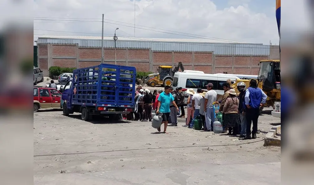 Ciudadanos forman cola para comprar el Gas Licuado de Petróleo (GLP) en Arequipa. Foto: Wilder Pari/URPI Ciudadanos forman cola para comprar el Gas Licuado de Petróleo (GLP) en Arequipa. Foto: Wilder Pari/URPI