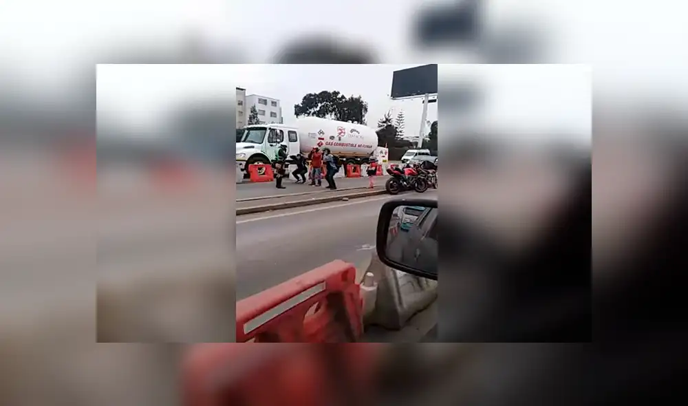 En Facebook, unos motociclistas realizaron una imprudente acción en la vía pública y recibieron un duro castigo de la policía. En Facebook, unos motociclistas realizaron una imprudente acción en la vía pública y recibieron un duro castigo de la policía.