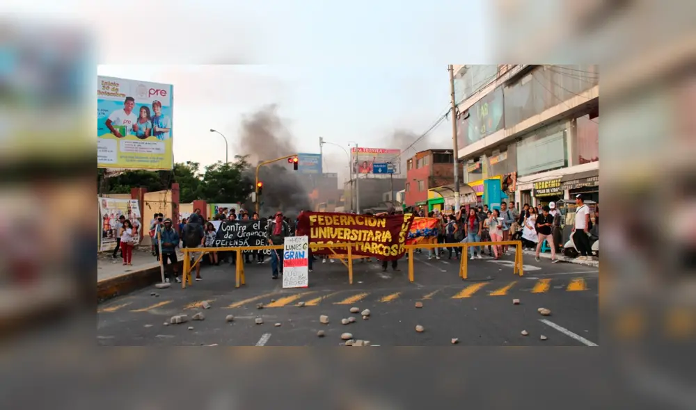 Alumnos de San Marcos protestan contra incremento de costos de los cursos de verano. Bloquearon avenida Universitaria. Foto: Airtong Bellido Alumnos de San Marcos protestan contra incremento de costos de los cursos de verano. Bloquearon avenida Universitaria. Foto: Airtong Bellido