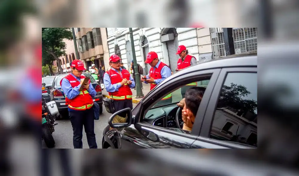 Colectiveros pincharon llantas de sus autos para impedir que ATU los traslade al depósito [FOTOS Y VIDEO]