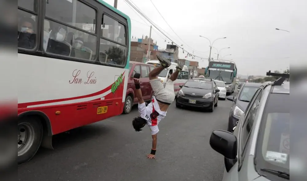 Joven trabajando desde las calles con su camiseta peruana. Foto: Presidencia.