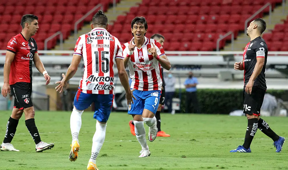 Chivas de Guadalajara venció 3-2 a Atlas y se quedó con una nueva edición del Clásico Tapatío en la Liga MX. Foto: AFP Chivas de Guadalajara venció 3-2 a Atlas y se quedó con una nueva edición del Clásico Tapatío en la Liga MX. Foto: AFP