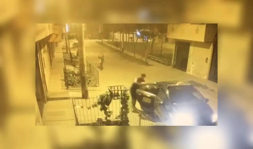 Luego del robo, el sujeto sube nuevamente al vehículo y fuga del lugar. (Foto: Captura de video / Latina Noticias)