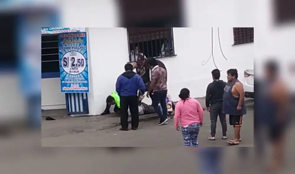 Indignados vecinos golpean a ladrón que era reducido por un policía. (Foto: Captura de video / Difusión) Indignados vecinos golpean a ladrón que era reducido por un policía. (Foto: Captura de video / Difusión)