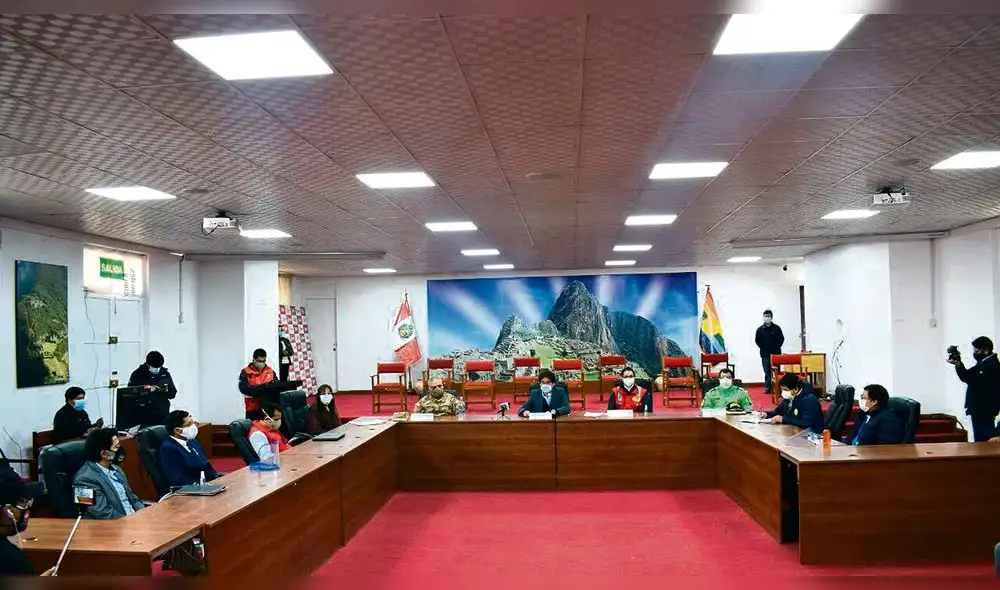 COMANDO COVID CUSCO. Autoridades concluyeron que la única forma de evitar más contagios y muertes es aplicando nuevamente restricciones estrictas. COMANDO COVID CUSCO. Autoridades concluyeron que la única forma de evitar más contagios y muertes es aplicando nuevamente restricciones estrictas.