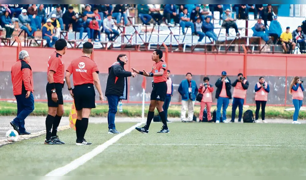 Molestia. A la fecha no hay un partido en el que Carlos Bustos no discuta con los árbitros.