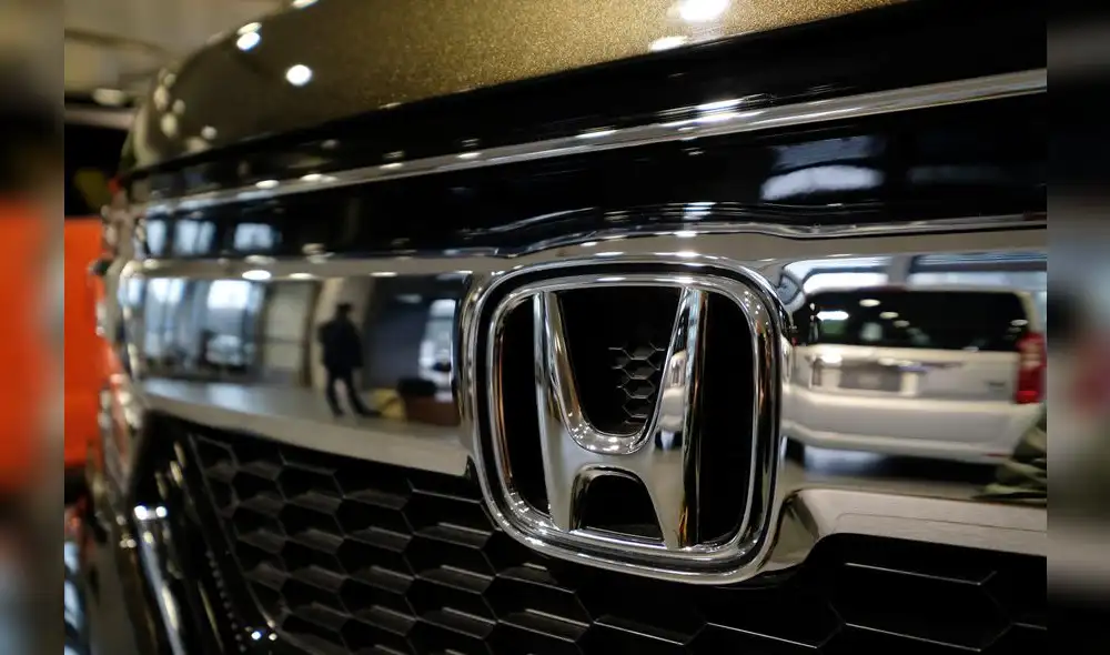 The emblem of Japan's Honda Motor Co. is displayed on one of the company's latest cars at a showroom in Tokyo on February 2, 2018. - Honda was expected to announce the company's nine-month earnings report later in the day on February 2. (Photo by Kazuhiro NOGI / AFP)