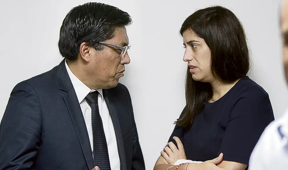 Molestia. Alva y Zeballos, este viernes, en elocuentes gestos. (Foto: Verónica Calderón) Molestia. Alva y Zeballos, este viernes, en elocuentes gestos. (Foto: Verónica Calderón)