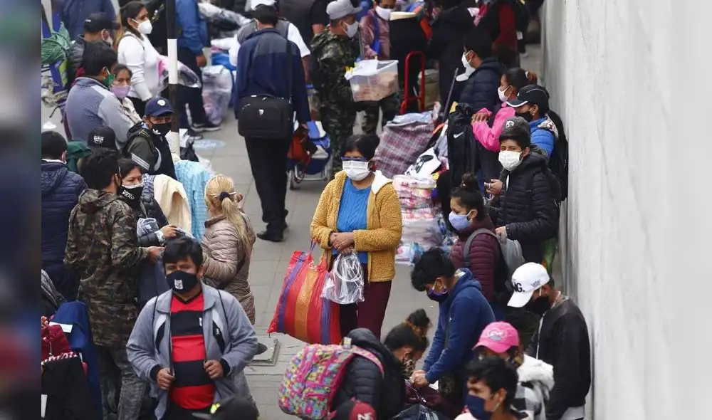 Reubicarán a comerciantes ambulantes que laboran en la av. Grau en parques zonales. Créditos: Flavio Matos / La República.