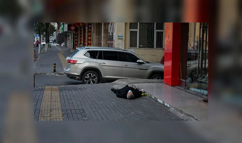 Un hombre sin vida permaneció tirado durante varias horas en plena calle de Wuhan. Foto: AFP