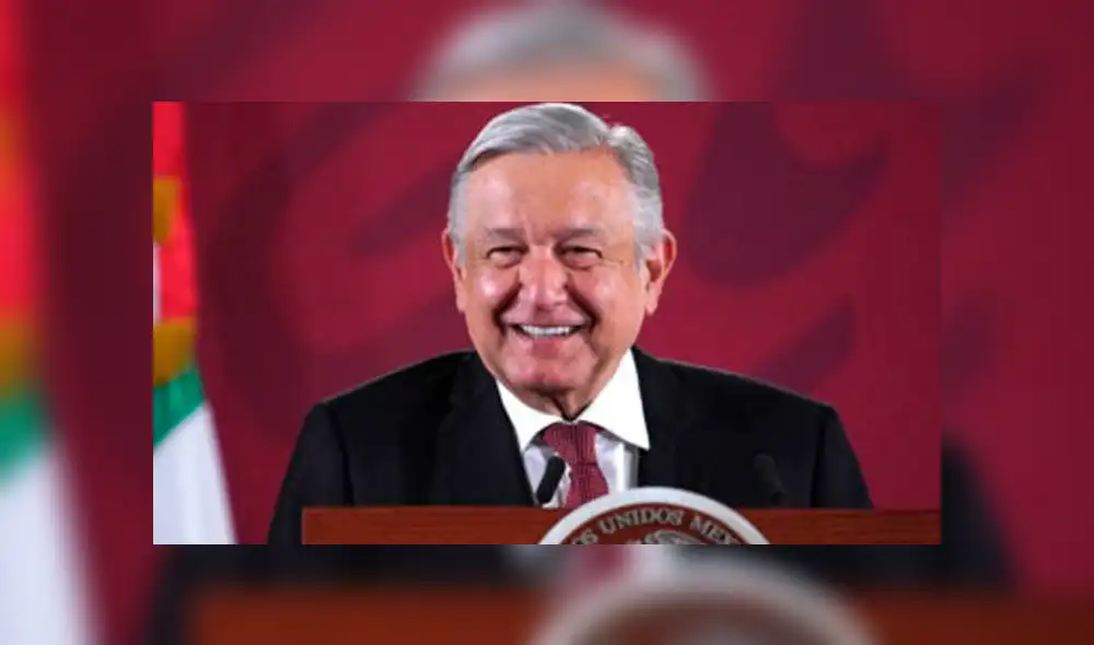 López Obrador alza bandera blanca como símbolo de que ya no hay corrupción en las altas esferas del gobierno mexicano. (FOTO: Twitter) López Obrador alza bandera blanca como símbolo de que ya no hay corrupción en las altas esferas del gobierno mexicano. (FOTO: Twitter)