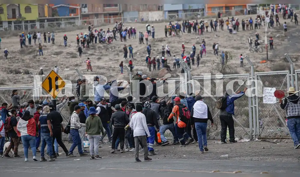 Protestas hacen de todo por ingresar al aeropuerto de Alfredo Rodríguez Ballón. Foto: Rodrigo Talavera / La República Protestas hacen de todo por ingresar al aeropuerto de Alfredo Rodríguez Ballón. Foto: Rodrigo Talavera / La República
