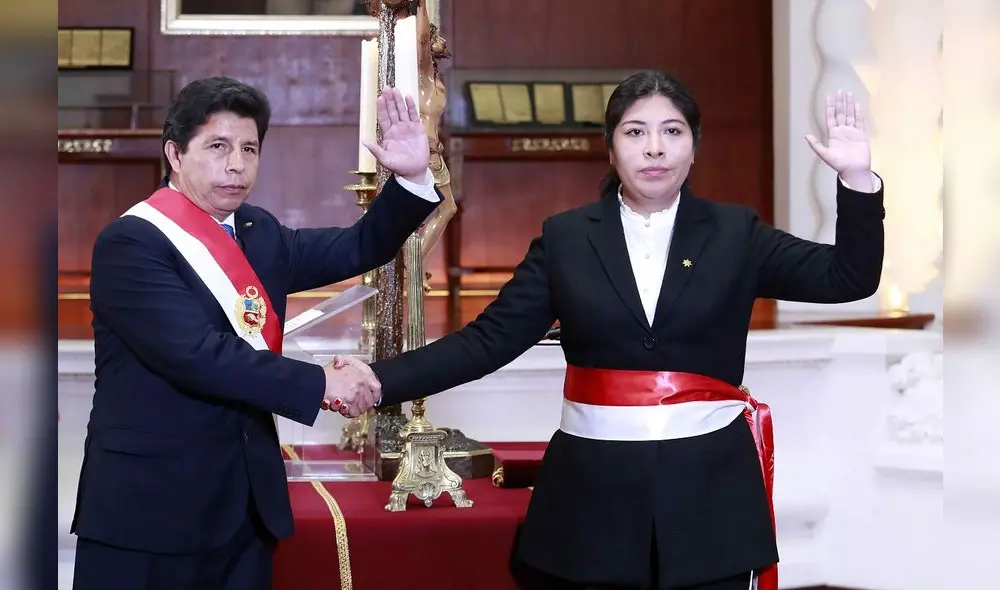 LIM01. LIMA (PERÚ), 25/11/2022.- Fotografía cedida por la Presidencia de Perú que muestra al mandatario Pedro Castillo mientras juramenta a Betssy Chávez como presidenta del Consejo de Ministros hoy, en Lima (Perú). Castillo nombró este viernes como quinta presidenta del Consejo de Ministros a Betssy Chávez, quien hasta el momento se desempeñaba como titular de Cultura y está siendo investigada por la Fiscalía por presuntamente contratar a sus allegados para cargos públicos. EFE/ Cortesía Presidencia de Perú/SOLO USO EDITORIAL/SOLO DISPONIBLE PARA ILUSTRAR LA NOTICIA QUE ACOMPAÑA (CRÉDITO OBLIGATORIO)
