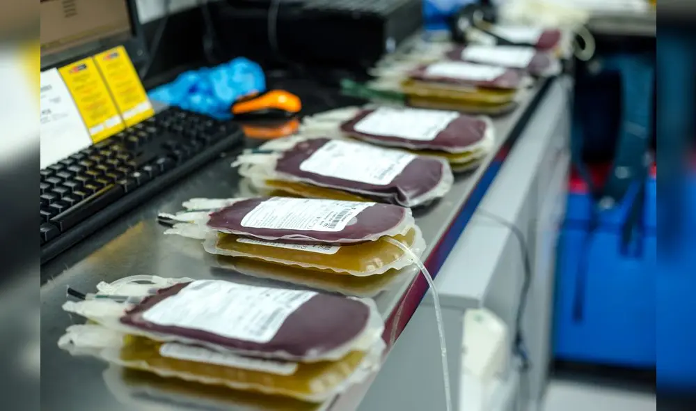 A través de un equipo de centrifugación la sangre es fraccionada en sus componentes.