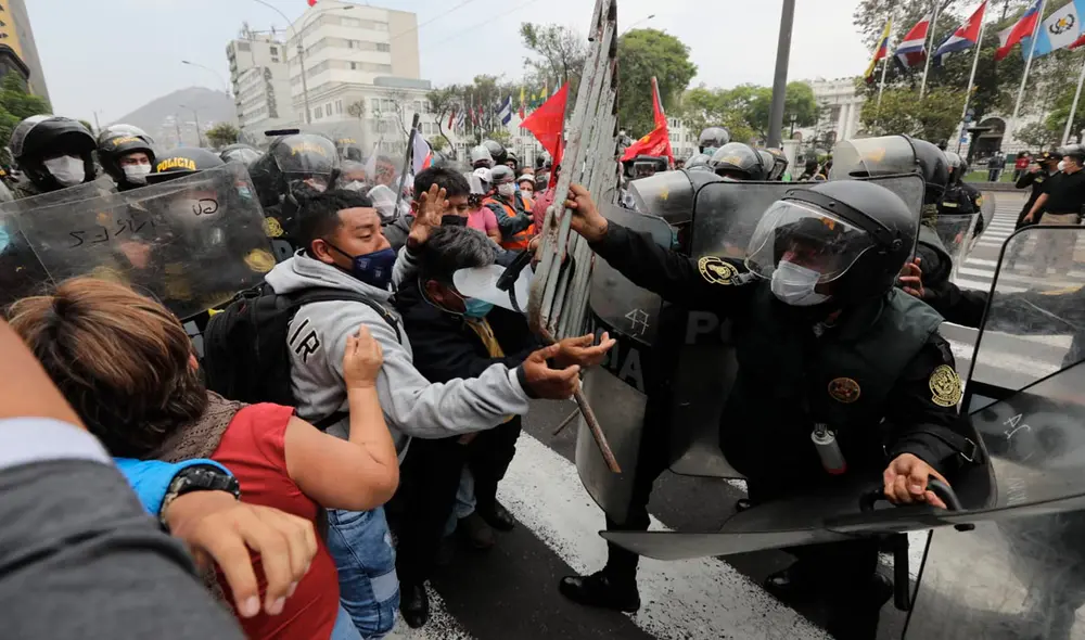 Grupo de sindicatos se enfrentaron a la Policía para poder avanzar hacia el Congreso. Foto: Jorge Cerdán / La República