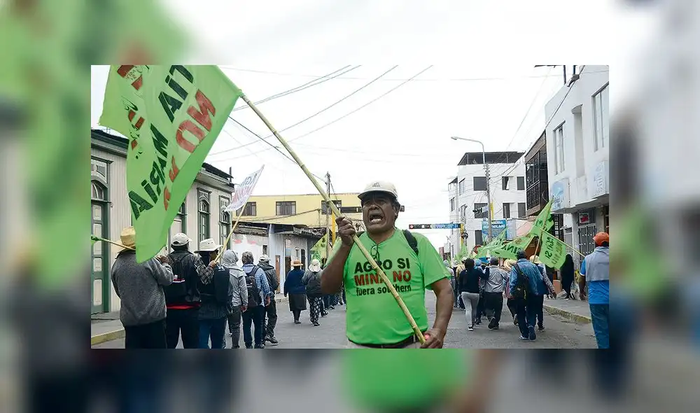en mollendo. Manifestantes llegaron en motos y camionetas a la capital de Islay, y acapararon toda la avenida principal pidiendo el apoyo de sus vecinos. en mollendo. Manifestantes llegaron en motos y camionetas a la capital de Islay, y acapararon toda la avenida principal pidiendo el apoyo de sus vecinos.