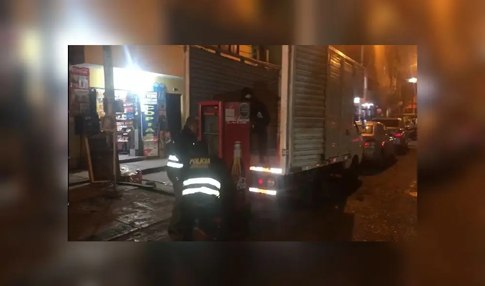 La Policía incautó la furgoneta en que iban a trasladar la congeladora y encontraron otras dos más. Foto: Captura