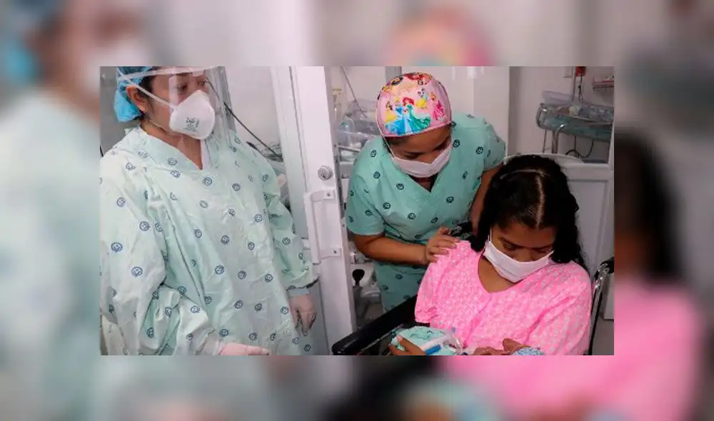 Foto impresa publicada por la Clínica Versalles que muestra a Diana Paola Angola (R) sosteniendo a su bebé recién nacido por primera vez. Foto: Clínica Versalles/José Luis Flor. Foto impresa publicada por la Clínica Versalles que muestra a Diana Paola Angola (R) sosteniendo a su bebé recién nacido por primera vez. Foto: Clínica Versalles/José Luis Flor.