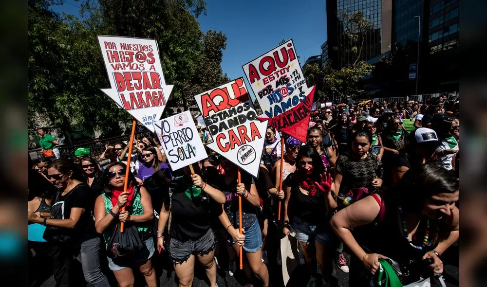Mujeres exigen igualdad y fin de la violencia en todo el mundo. Foto: AFP.