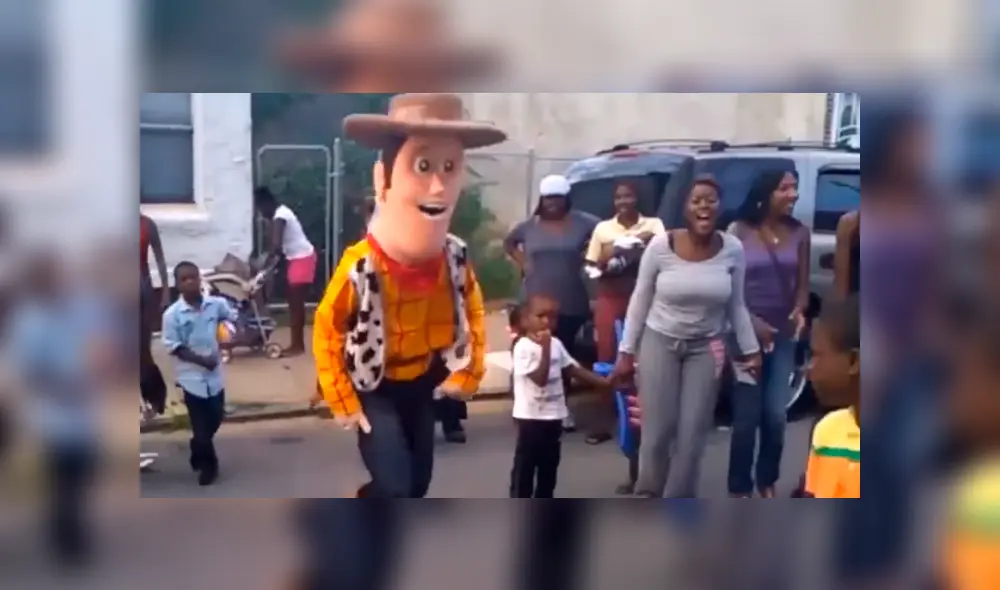 En Facebook, un joven con traje de Woody desafió a un pequeño en medio de la pista a un duelo de baile.