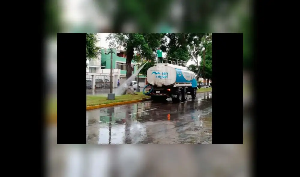 Twitter: Reportan que municipios riegan parques pese a fuerte llovizna | FOTOS