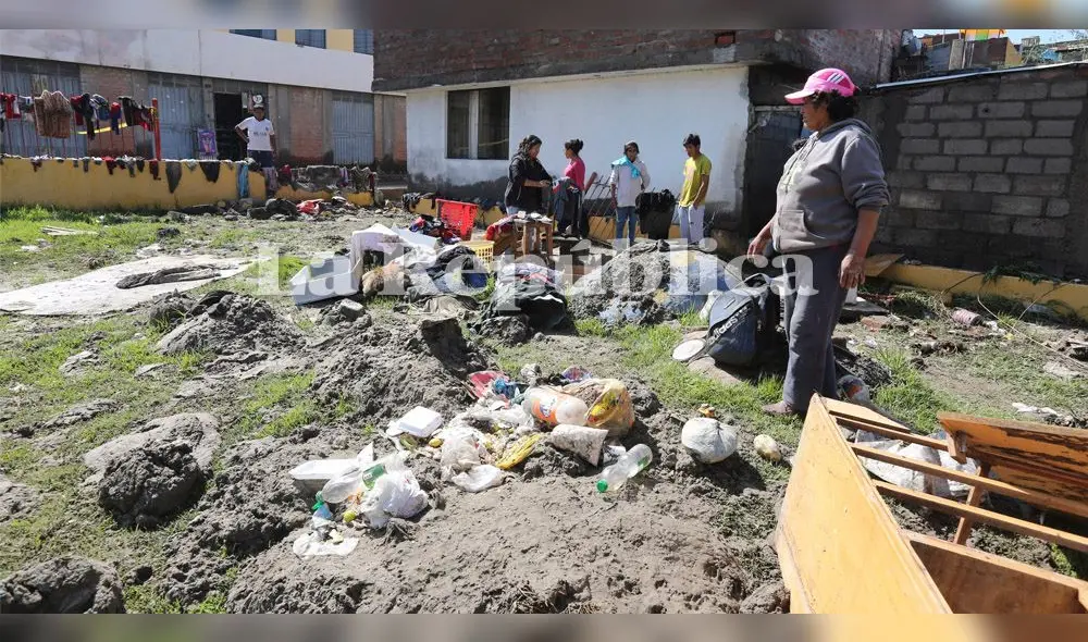 Familia lo pierde todo luego que huaico inundó su vivienda.