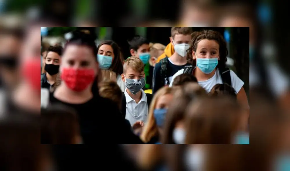 Niños llevan máscaras protectoras llegan a la escuela el 7 de septiembre de 2020 en Zagreb, Croacia. Foto: AFP.