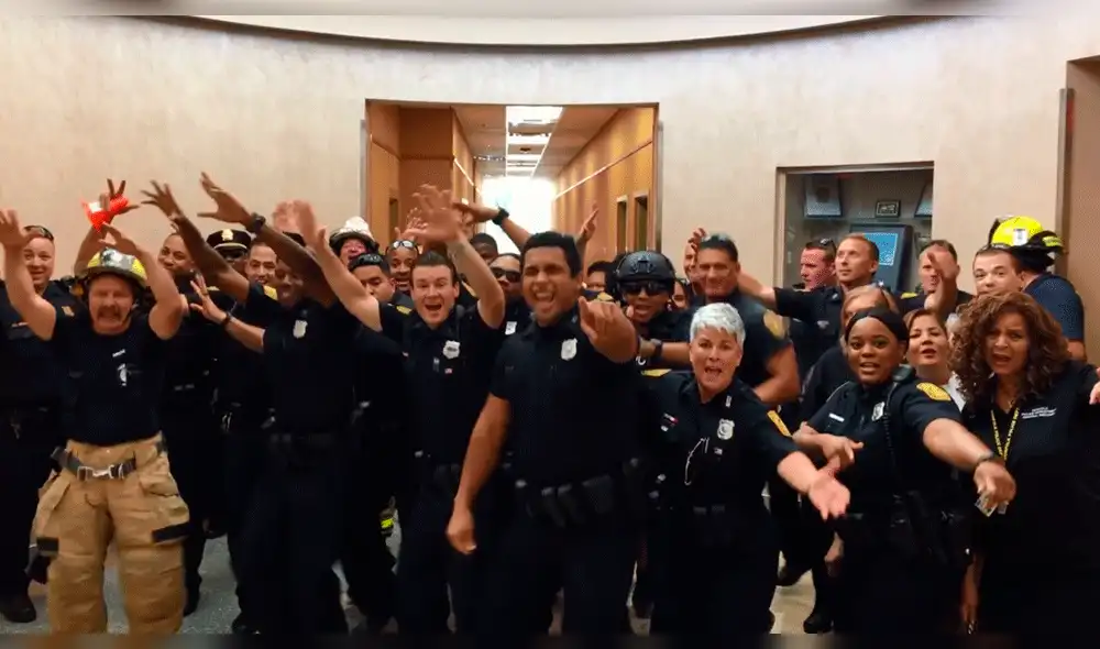 Facebook: Policías cumplen divertido reto al bailar una canción de Bruno Mars [VIDEO]