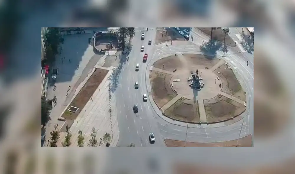 Automóvil arrastra a adolescente que dirigía el tránsito a cambio de monedas