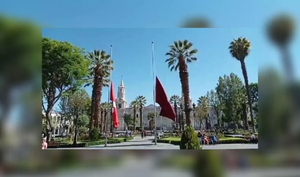 Banderas lucen este domingo a media asta en la Plaza de Armas de Arequipa. Foto: Captura video. Banderas lucen este domingo a media asta en la Plaza de Armas de Arequipa. Foto: Captura video.