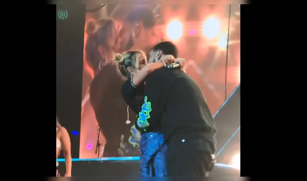 Karol G y Anuel AA se dan apasionado beso durante show y fans gritan de emoción [VIDEO]
