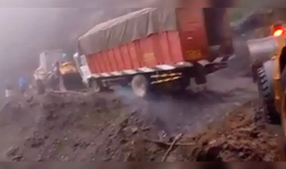 Intensas lluvias en Cusco ocasionan derrumbes y bloqueo de carreteras.