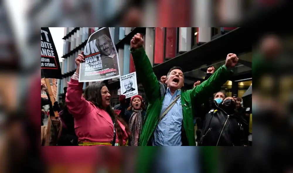 Los partidarios del fundador de Wikileaks, Julian Assange, celebran frente a la corte de Old Bailey en el centro de Londres después de que un juez dictaminara que Assange no debería ser extraditado a EE.UU. Foto: AFP