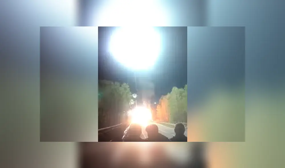 El conductor logró salir ileso y junto a varios testigos vieron el gran espectáculo que ocurría sobre el vehículo. Foto: captura