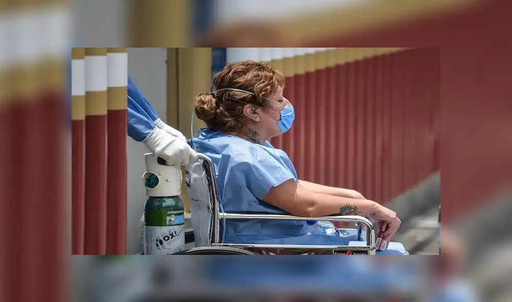 A health worker pushes a woman on a wheelchair at the triage area of the General Hospital in Mexico City on May 10, 2020, amid the new Covid-19 coronavirus pandemic. (Photo by PEDRO PARDO / AFP) A health worker pushes a woman on a wheelchair at the triage area of the General Hospital in Mexico City on May 10, 2020, amid the new Covid-19 coronavirus pandemic. (Photo by PEDRO PARDO / AFP)