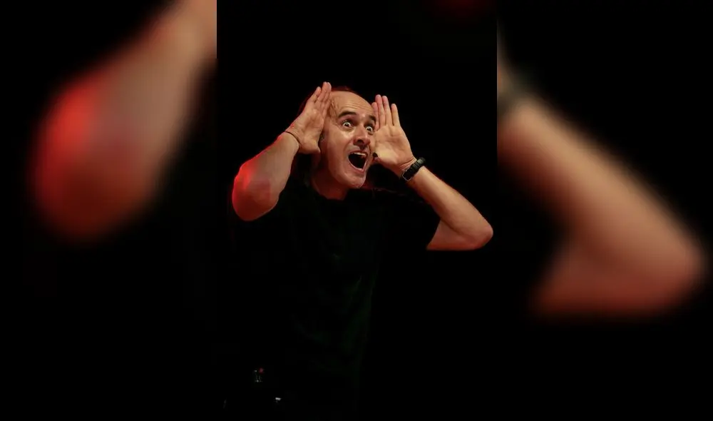 Carlos Alcántara en stand up. Carlos Alcántara en stand up.