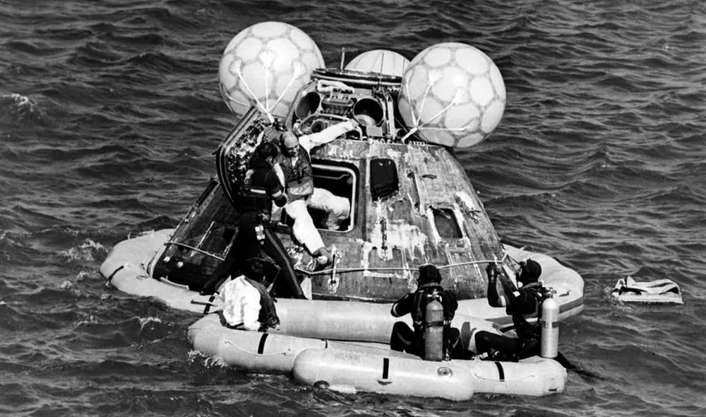 Equipo de recuperación sacando a los astronautas de la cápsula minutos después del amerizaje. Foto: NASA Equipo de recuperación sacando a los astronautas de la cápsula minutos después del amerizaje. Foto: NASA