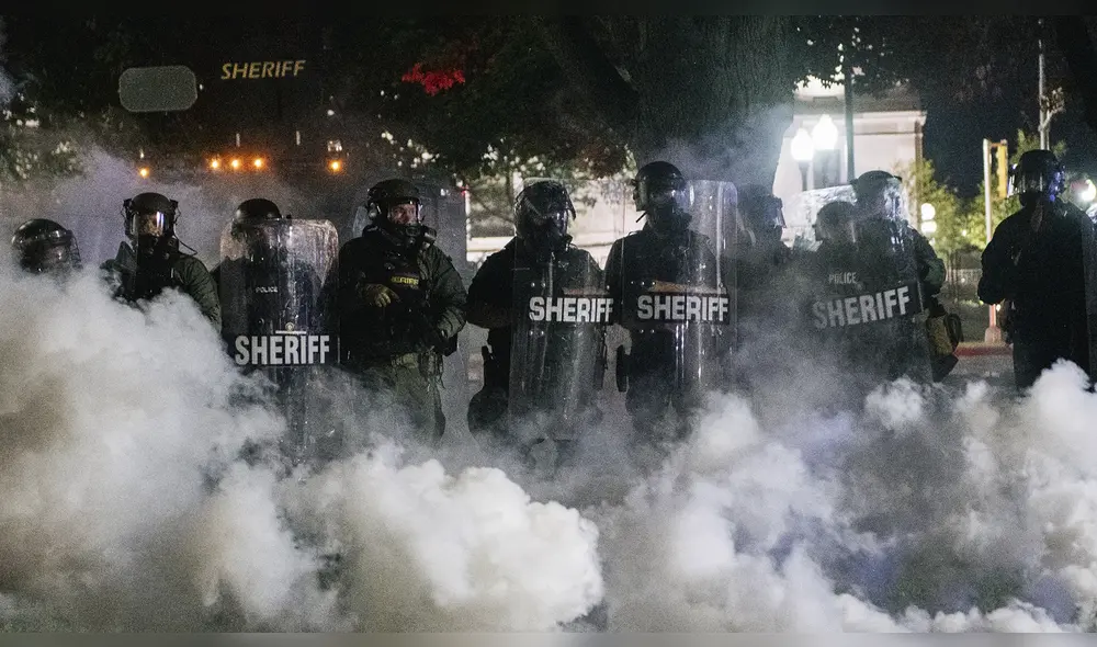 Personas con rifles aparecen durante las protestas en Kenosha, Wisconsin, Estados Unidos. Foto: AFP Personas con rifles aparecen durante las protestas en Kenosha, Wisconsin, Estados Unidos. Foto: AFP