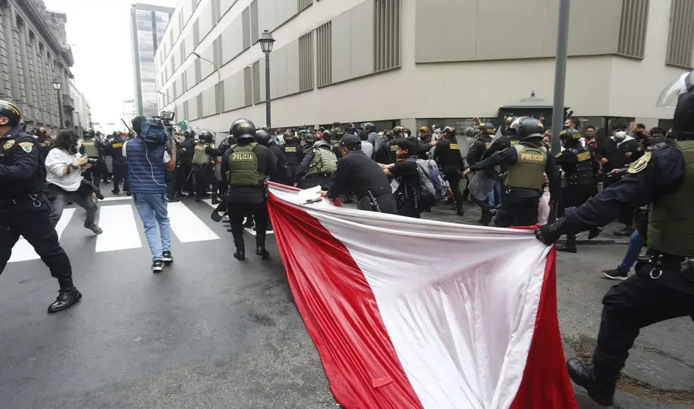 Policía intentó quitar una bandera peruana a los manifestantes. Foto: Jorge Cerdán / La República Policía intentó quitar una bandera peruana a los manifestantes. Foto: Jorge Cerdán / La República