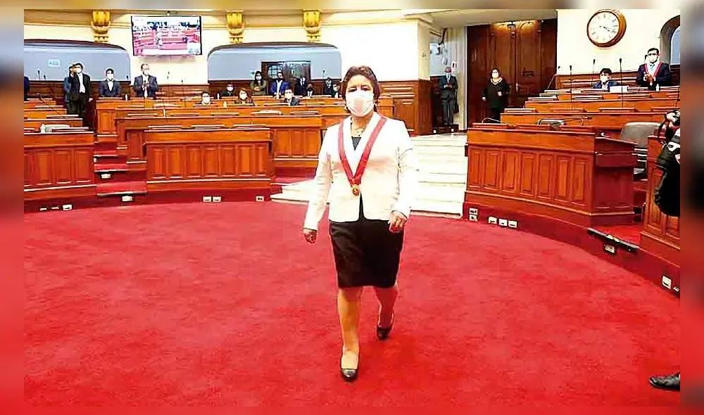 juramento en quechua.  Fue regidora por San Jerónimo, ahora es una de las vicepresidentas del Congreso.