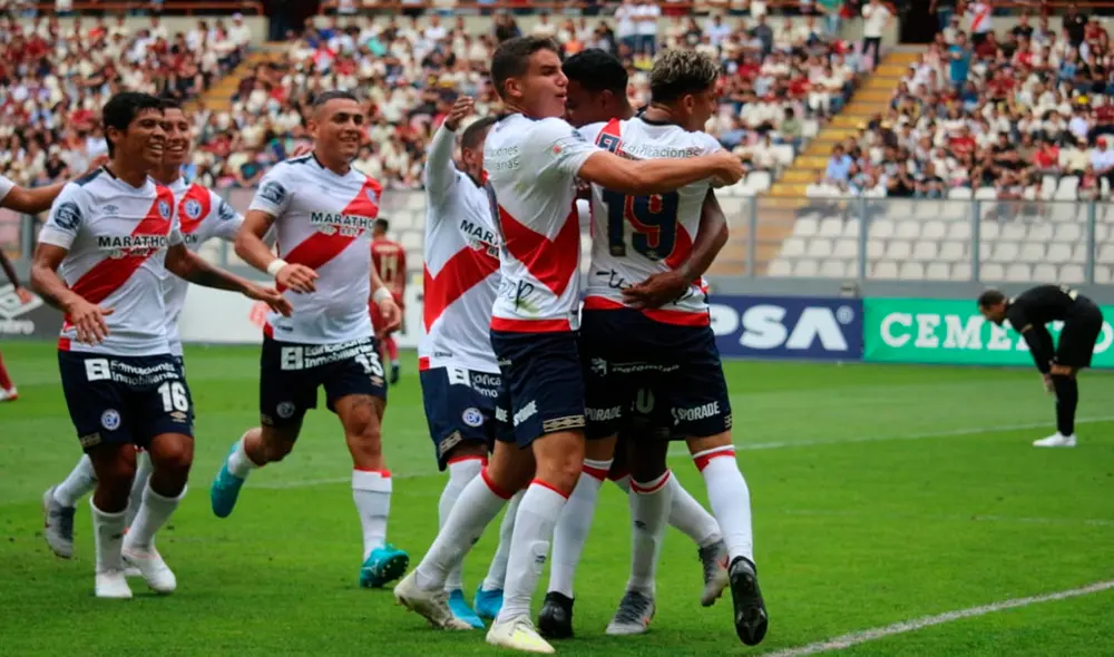 Hinchas de Municipal celebraron la goleada ante Universitario con los infaltables "oles". | Foto: @Liga1Movistar