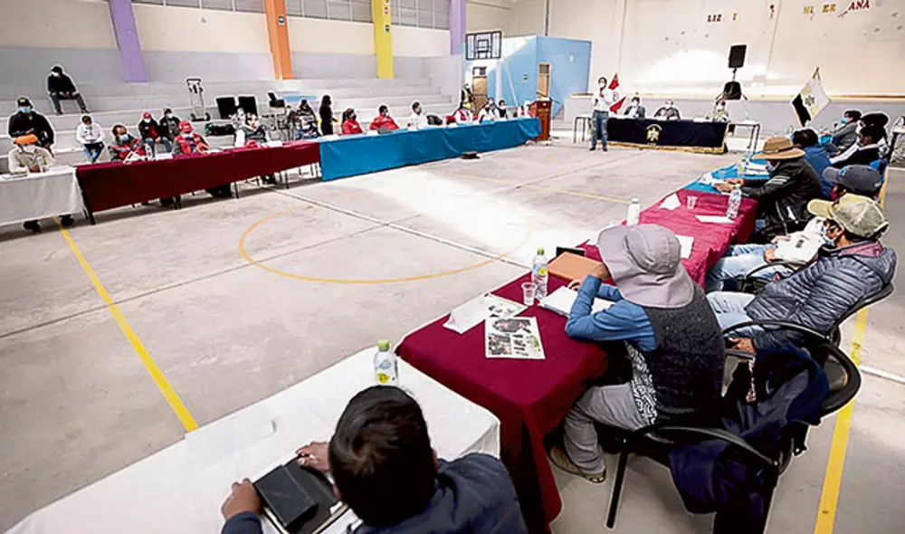 Mesa. Hubo varios recesos para que se consulte a pobladores.