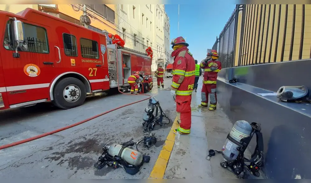 Bomberos se encuentran en el lugar. (Foto: Luis Rodríguez)) Bomberos se encuentran en el lugar. (Foto: Luis Rodríguez))