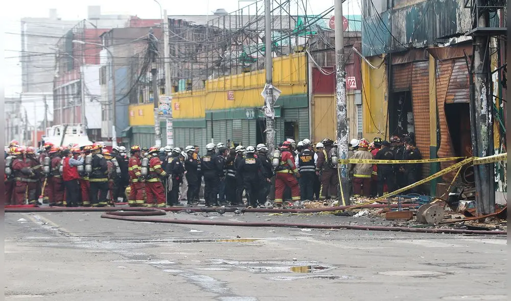 Las Malvinas: El retiro de los cuerpos encontrados en la galería Nicolini [FOTOS]
