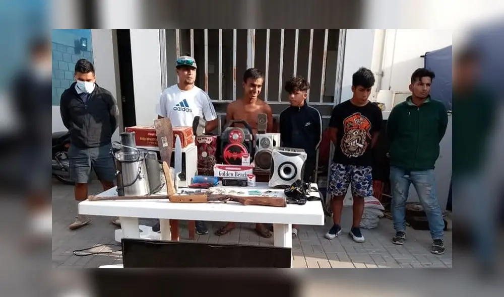 A los detenidos se le encontró en un canguro 10 bolsas trasparentes con Cannabis Sativa o marihuana.