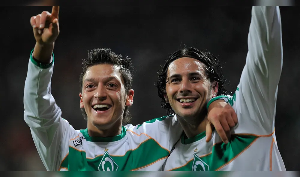 Mesut Özil le deja un alentador mensaje a Claudio Pizarro por su retiro del fútbol. Foto: AFP