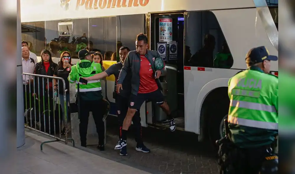 Christian Cueva en su ingreso al Hotel Sonesta. Foto: Rodrigo Talavera/La República